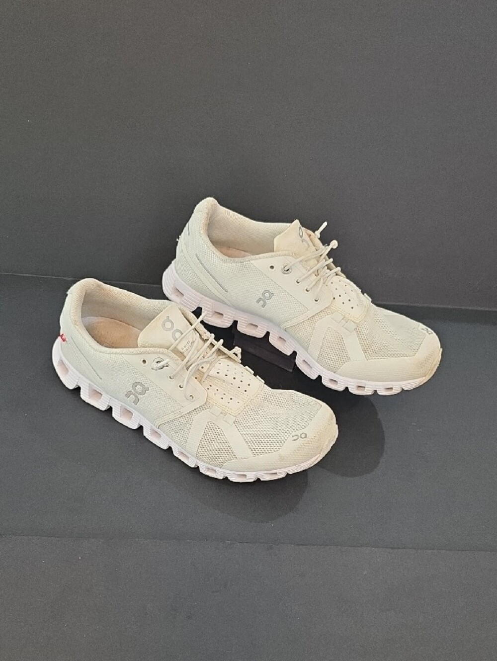 On Cloud Running Women's Athletic Shoes in Cream/Off-White Size 8 - Picture 3 of 9